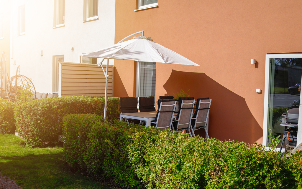 Trevlig insynsskyddad uteplats med plats för både mat- och soffgrupp