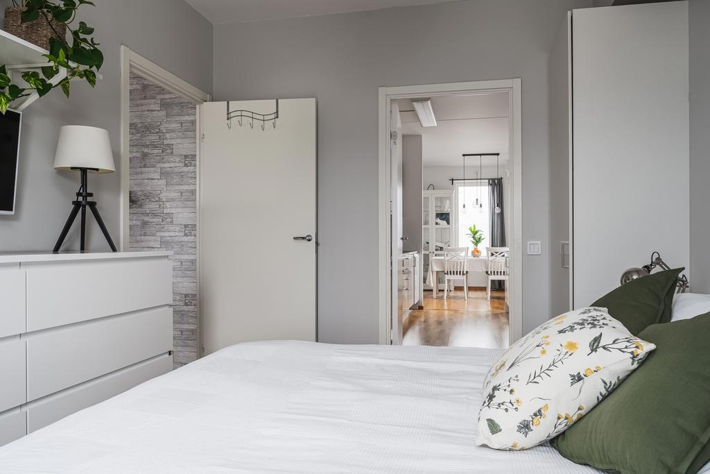 Sovrum och utgång till uteplats