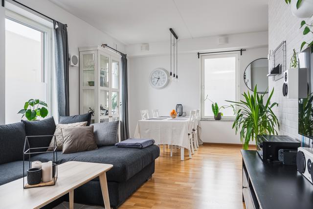 Vardagsrum med plats för både soff- och matgrupp