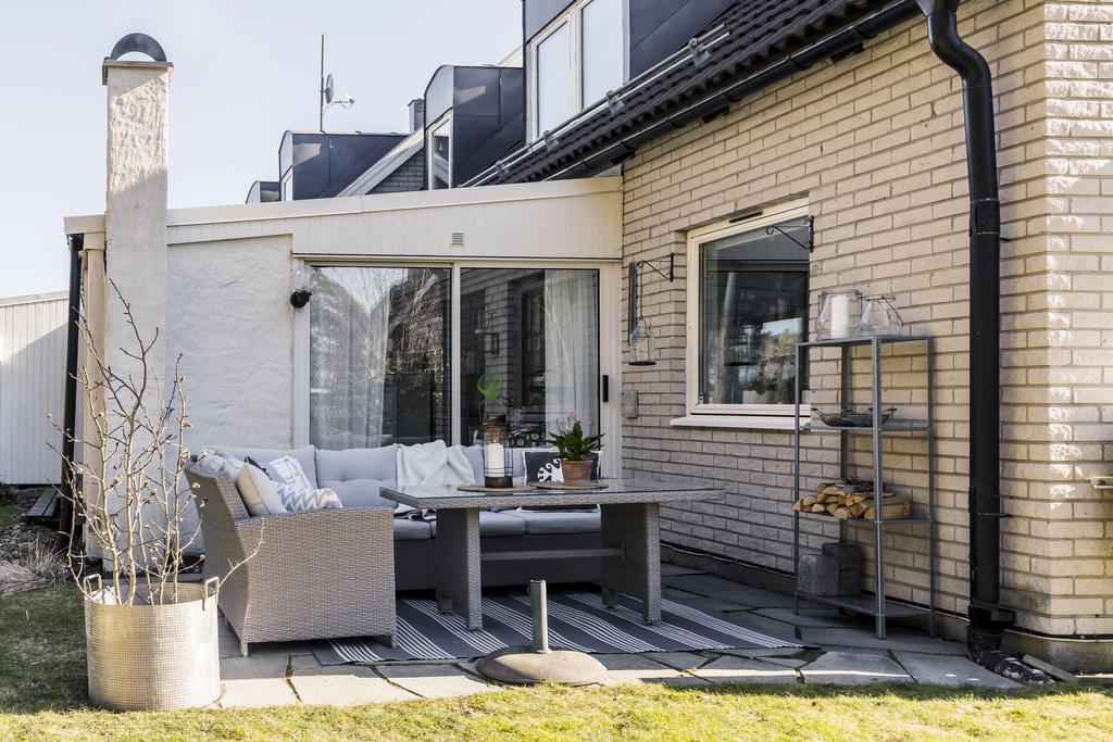 Uteplats i anslutning till uterummet