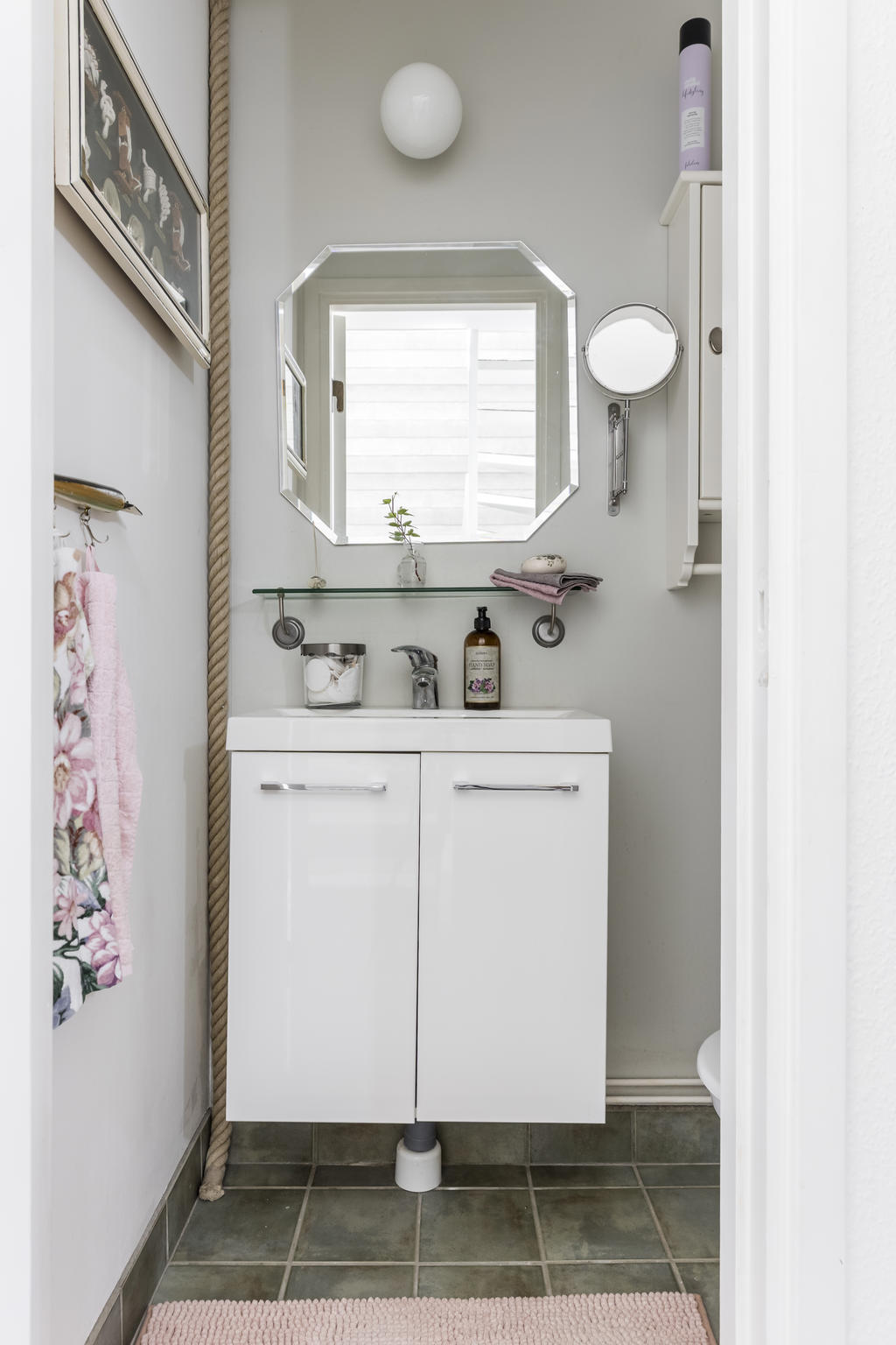 Toalett i anslutning till entréhallen