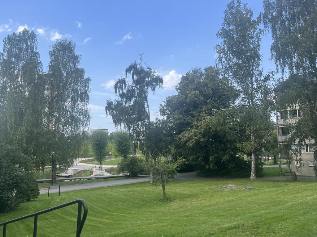 Utanför porten kommer man enkelt till Sjödalsparken.