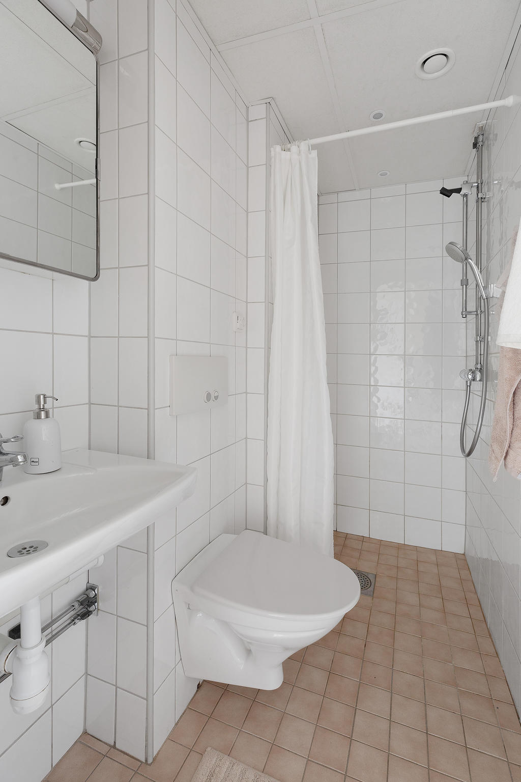 Tillhörande dusch/wc