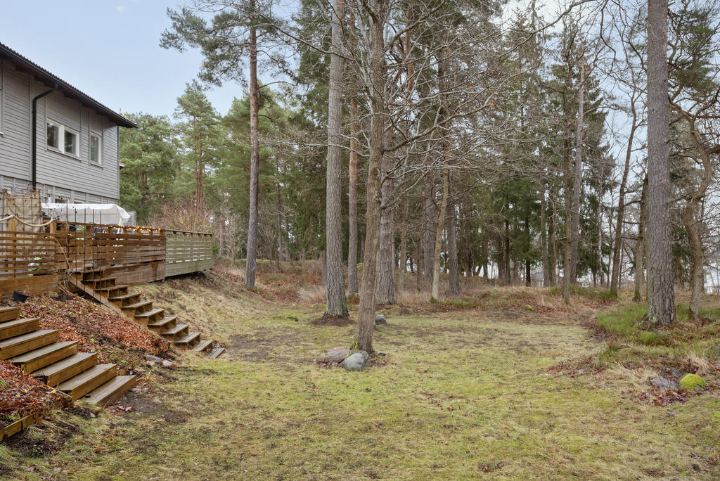 Allmänning nedanför altanen. Plant och praktiskt till bla partytält vid behov 