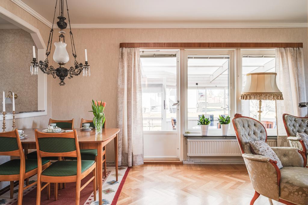 Från vardagsrummet når du det inglasade uterummet