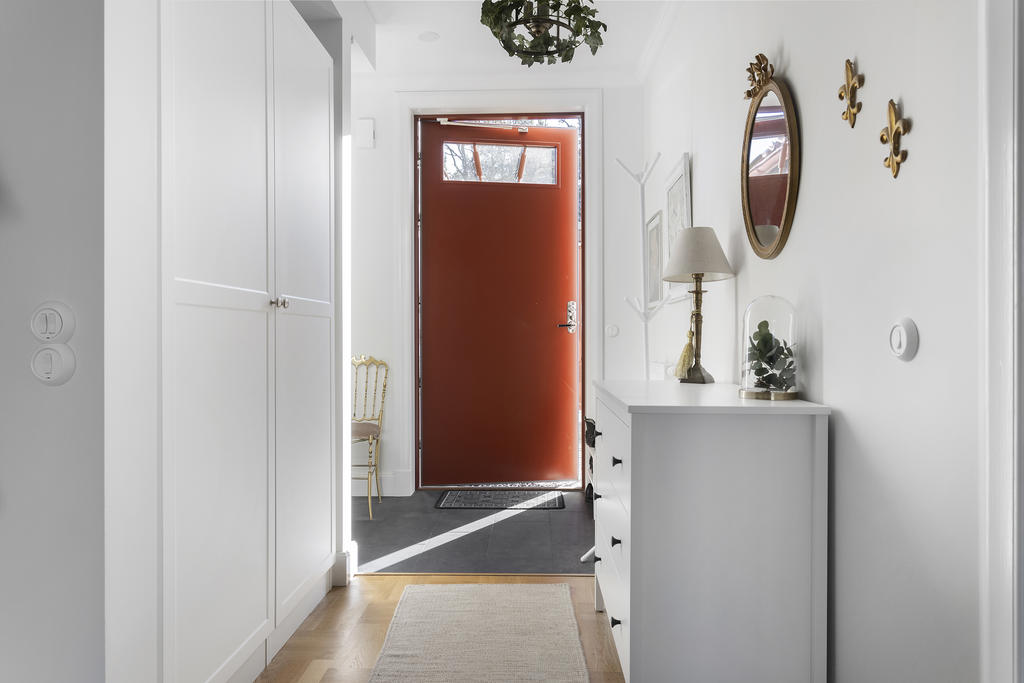 Entré med förvaring