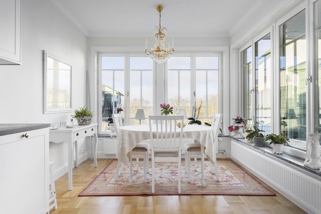 Ljus matplats med stora fönsterpartier