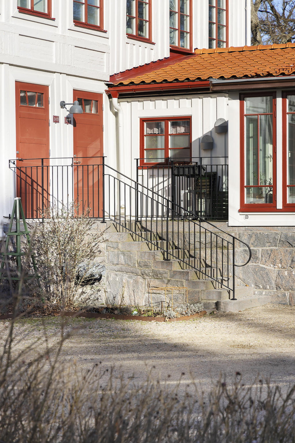 Entrén från gårdsplanen.