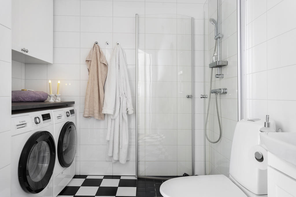 Badrum med tvättavdelning