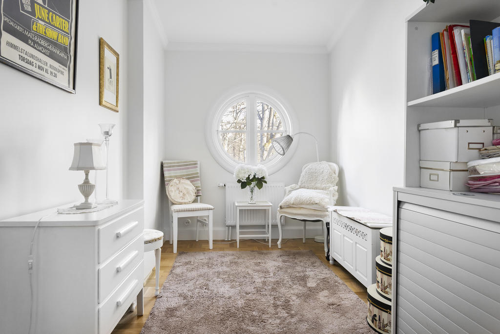 Ljust sovrum med trevligt fönster