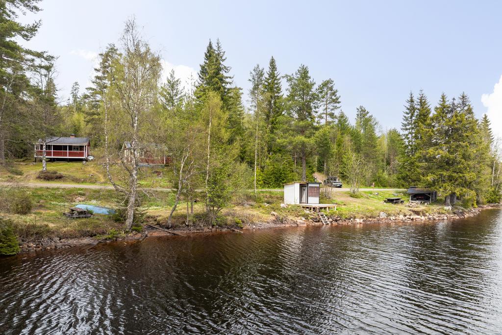 Fritidshus ett stenkast från badplatsen i Tryssjön