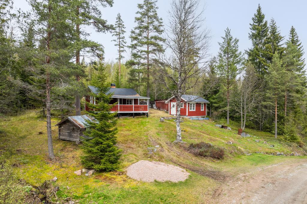 Huvudstuga och nyuppförd gäststuga