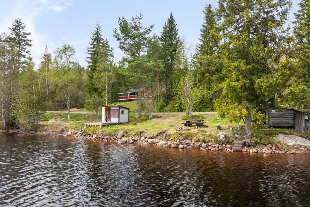 Badplats med slogbod och byföreningens bastu (kräver medlemskap)