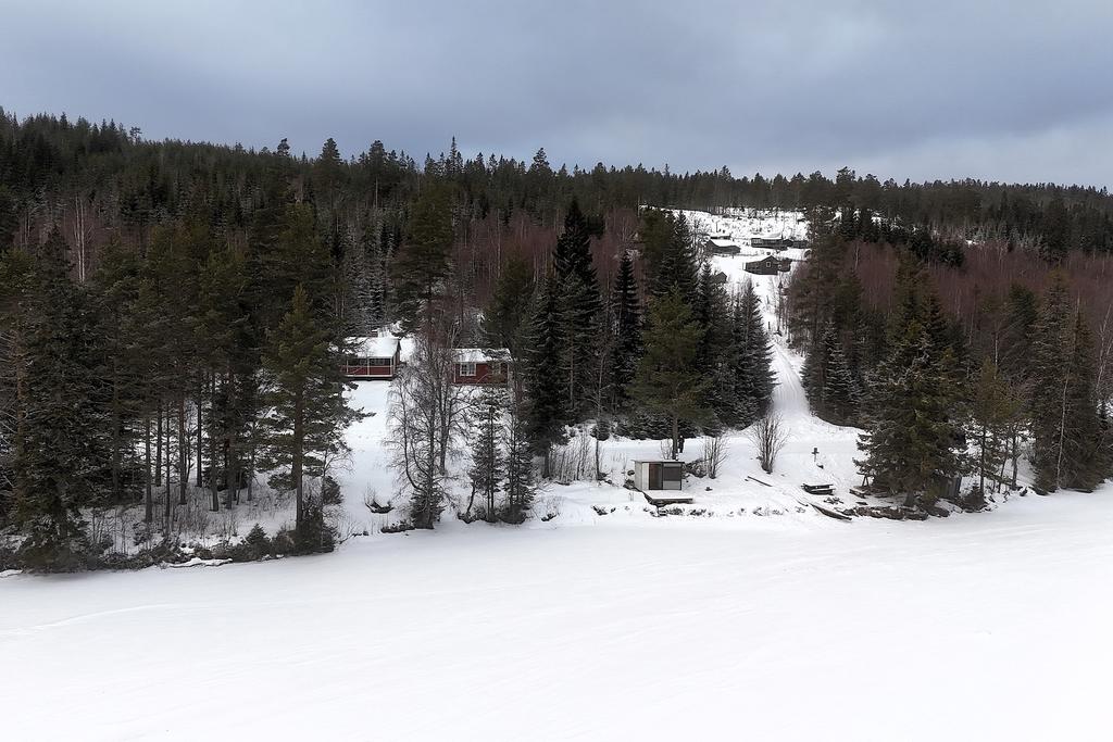 Vy över badplatsen och stugorna i närområdet