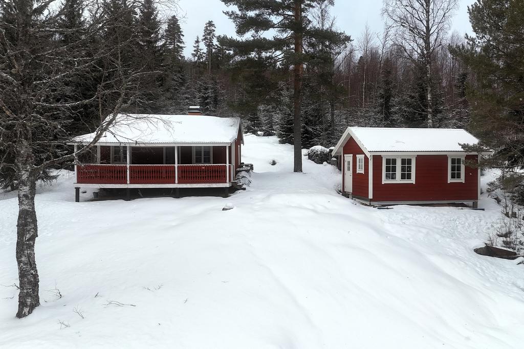 Huvudstuga och nyuppförd gäststuga