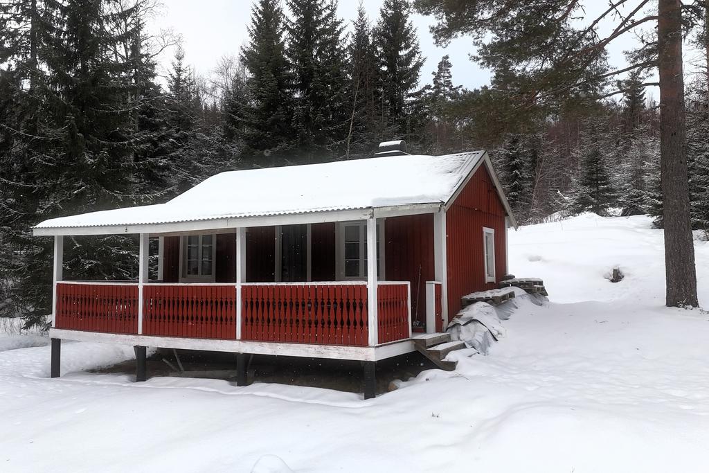Huvudstugan har en stor veranda mot sjön