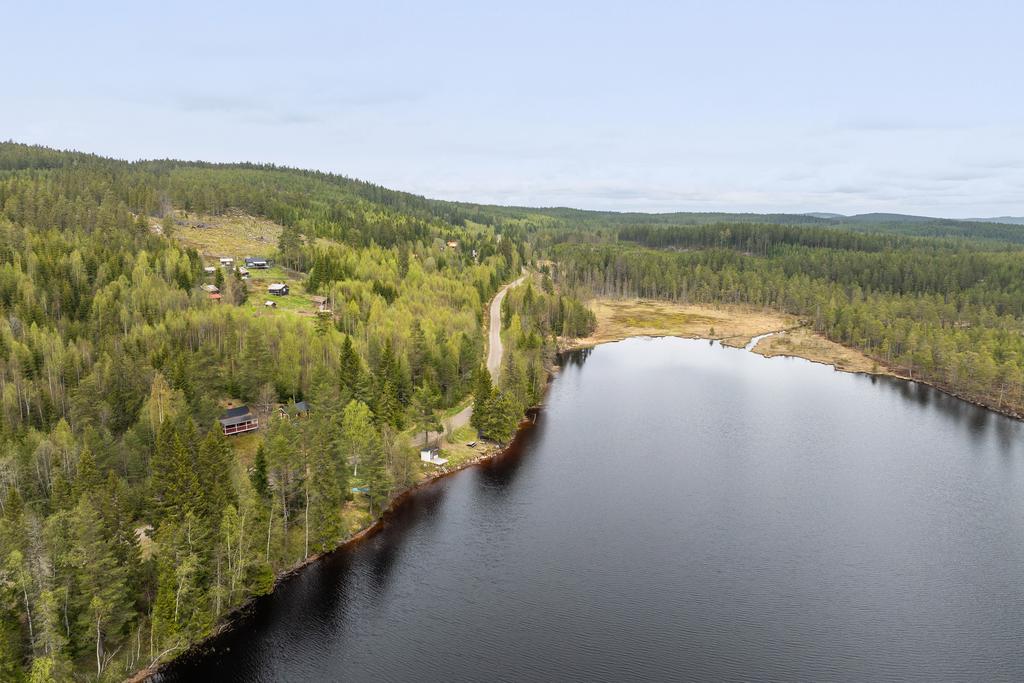 Vy över fastigheten, badplatsen och stugorna i närområdet