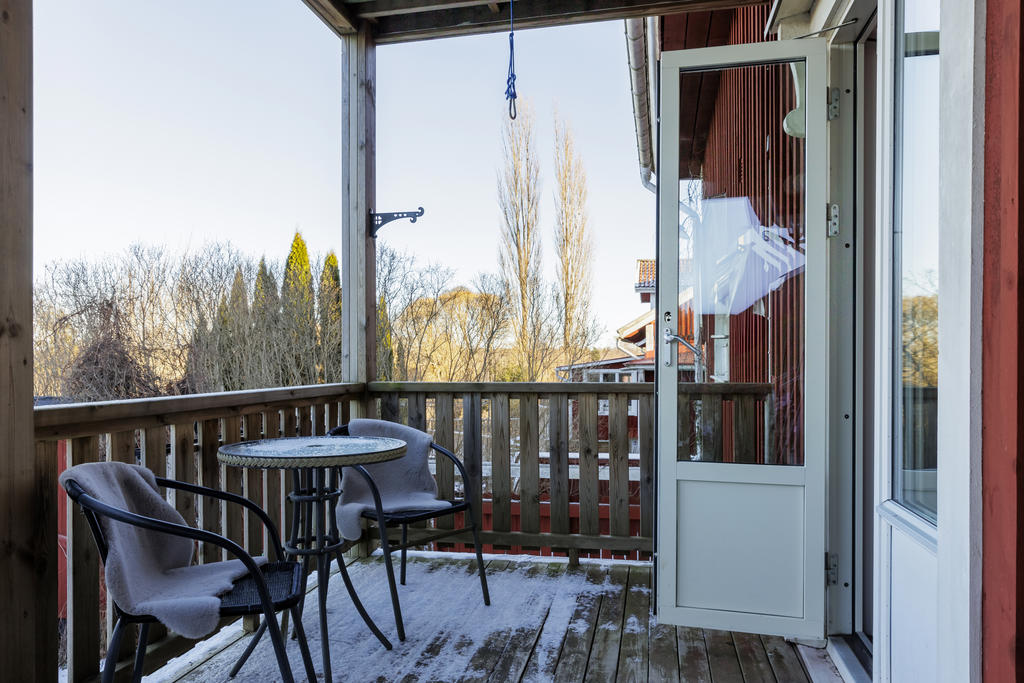 Balkong med utgång från entréplan