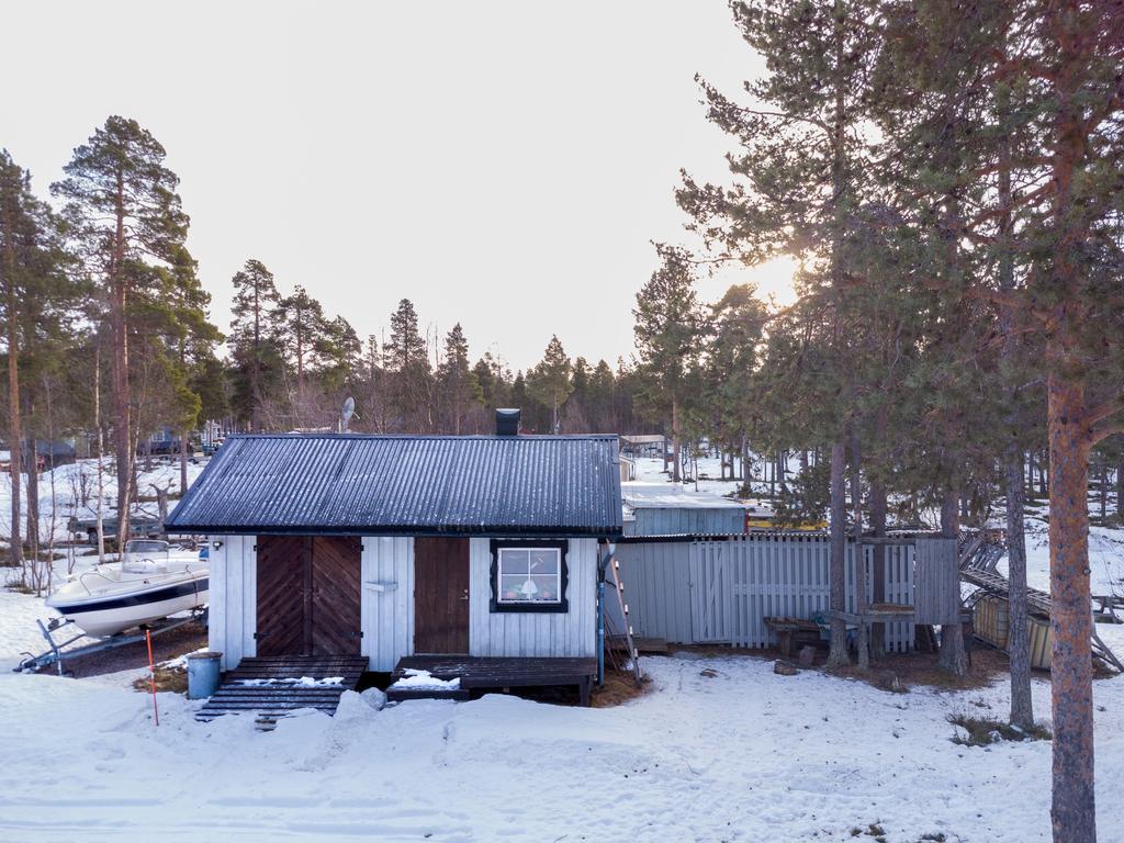 Bastubyggnad med skotergarage och förråd