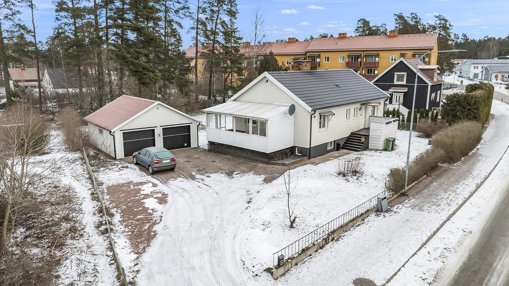 Framsidan med gott om parkeringsmöjligheter