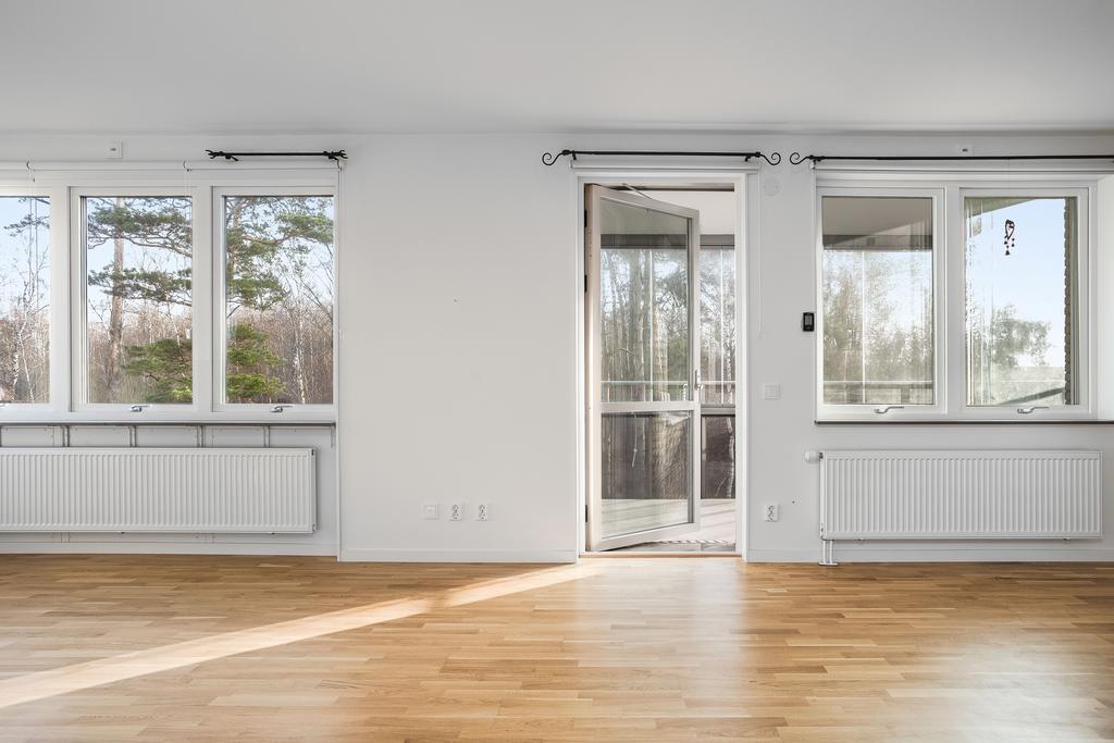 Utgång till balkong från vardagsrum 