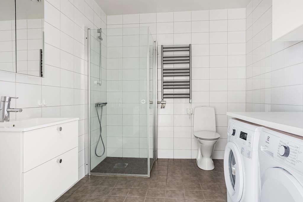 Utrustning: Wc, duschdörrar (infällbara), handdukstork, wc, spegelskåp samt vit kommod. Tvättmaskin samt torktumlare (Electrolux) samt skåpsförvaring.