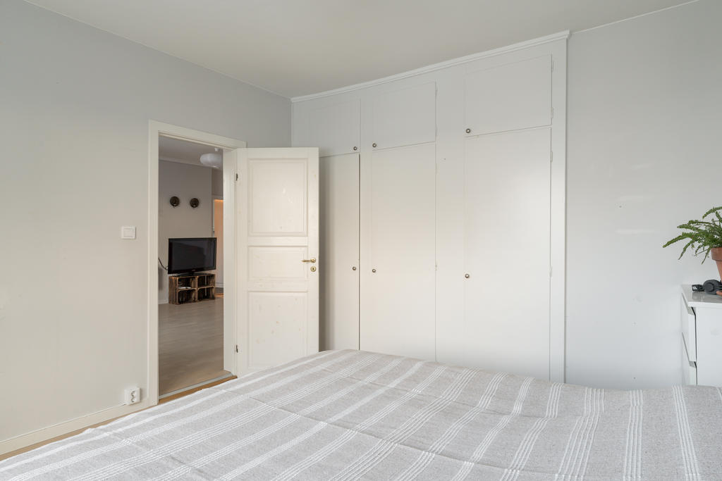 Det finns flera garderober i sovrum 1