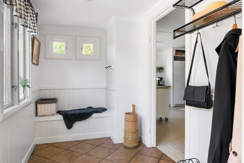 Entréhall med platsbyggd soffa