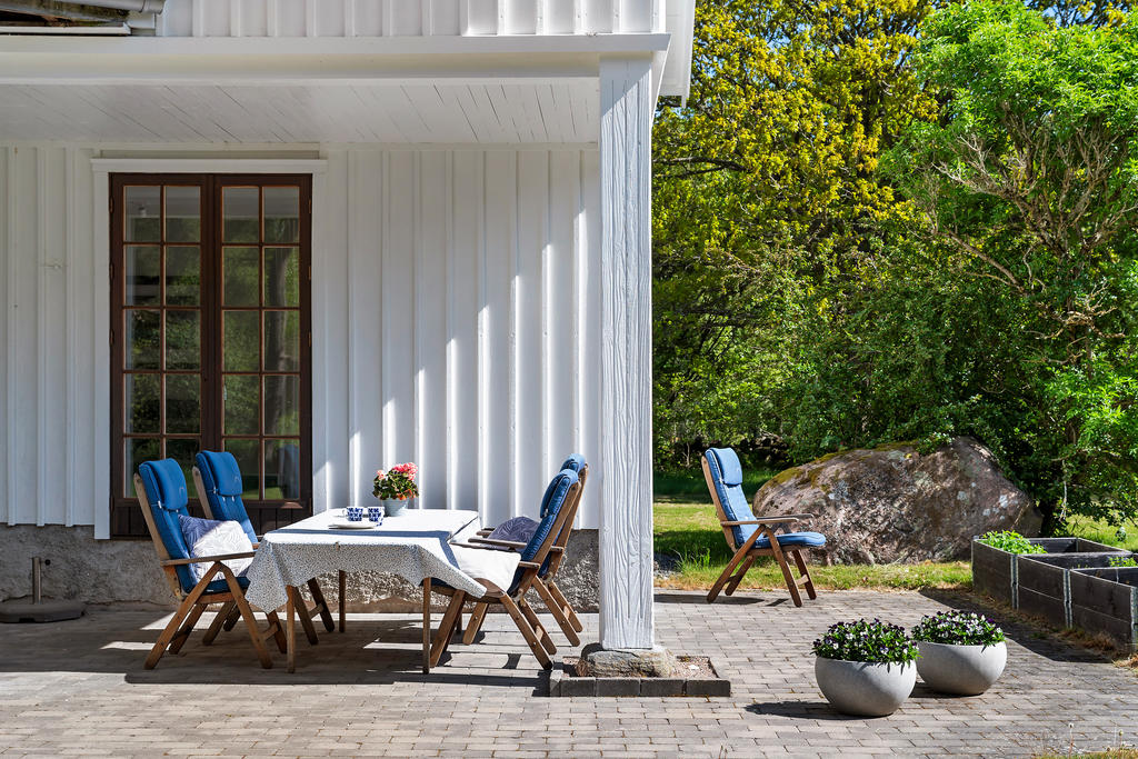 Stor stensatt uteplats i bästa sydväst läge