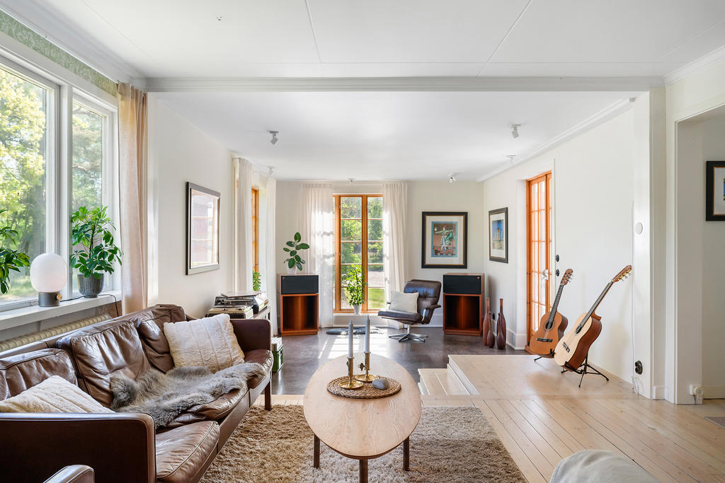 Vardagsrum med snyggt trägolv 