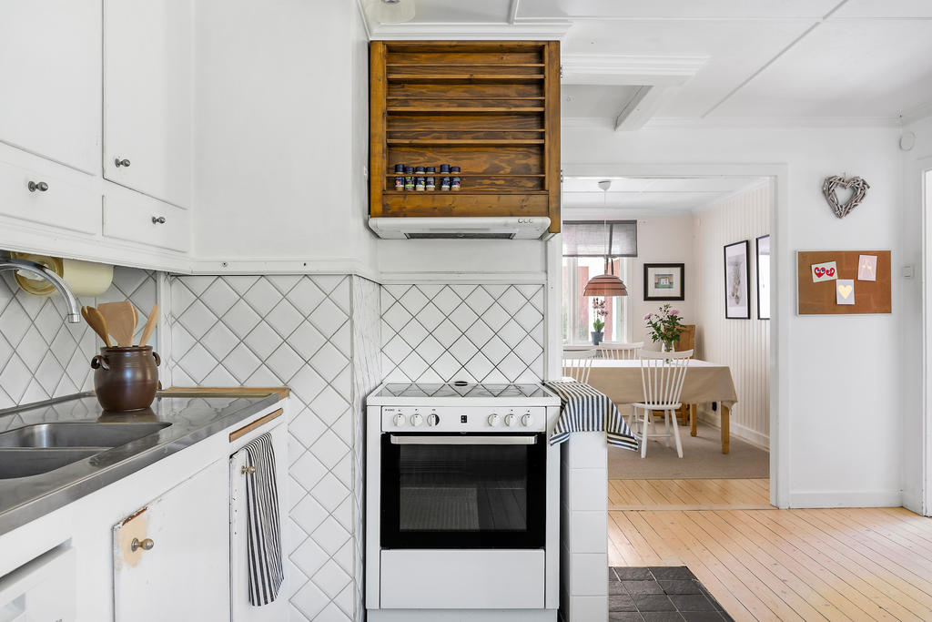 Del av kök med platsbyggda skåp