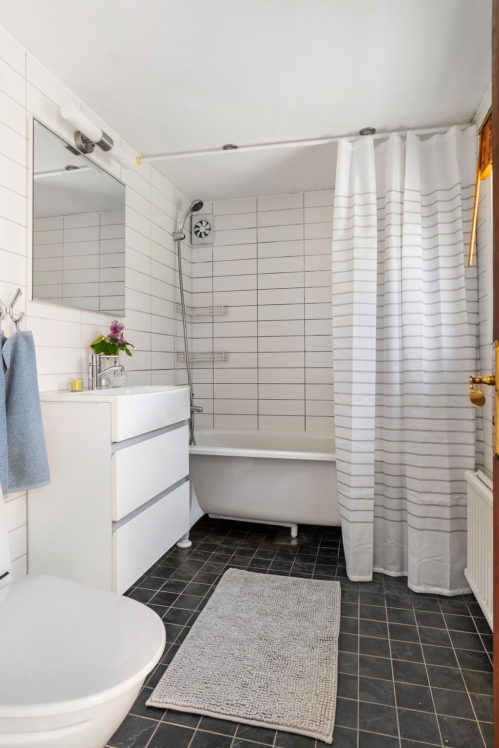 Badrum med badkar entréplan 