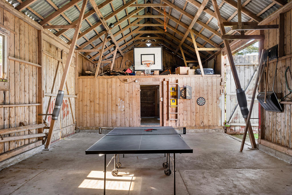 Ladugårdsbyggnad med betonggolv 