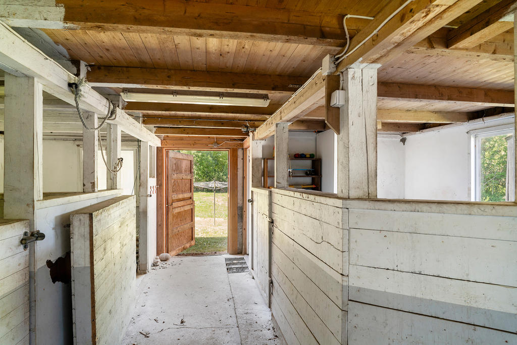 Stallet har 4 boxplatser 