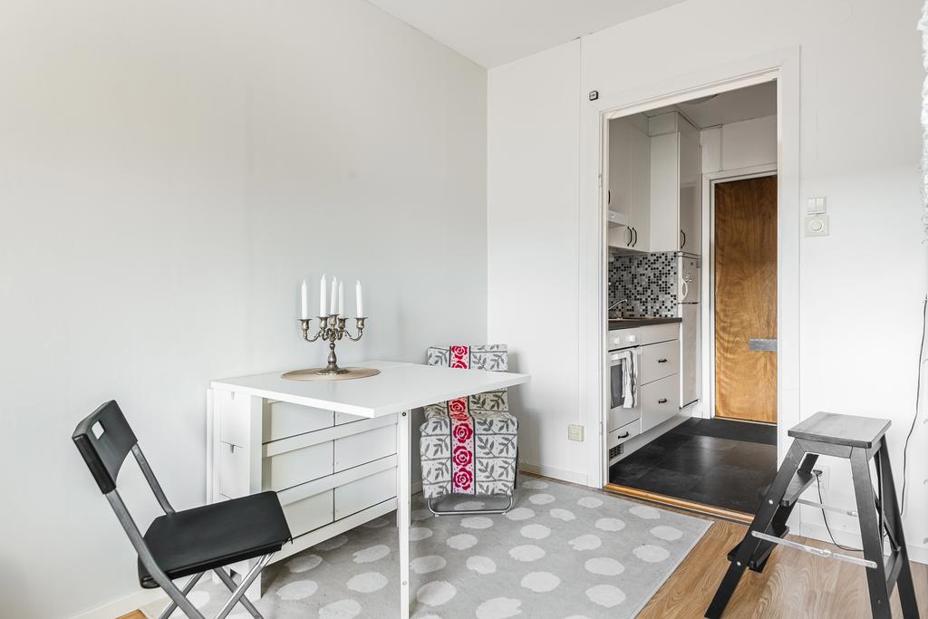 Vy över matplats och kök 