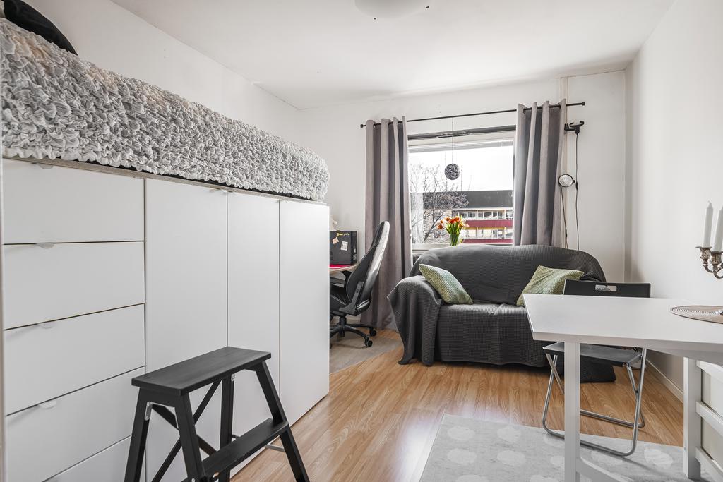 Här finns en smart säng med inbyggd garderob under som kan lämnas till nästa ägare.