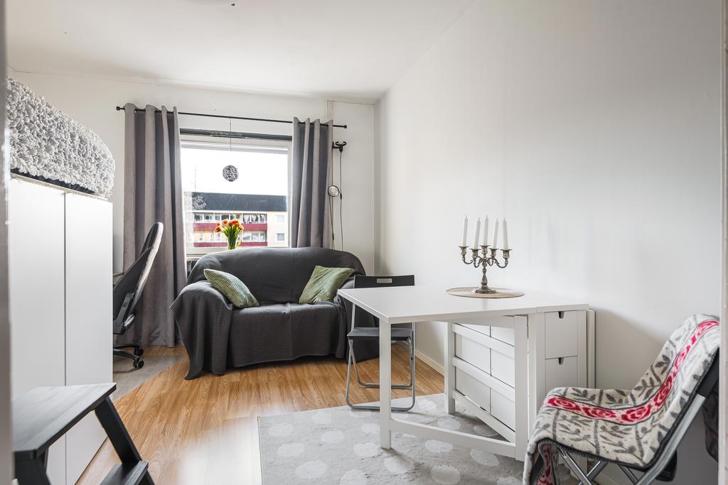 Trivsamt allrum i ljusa färger. 