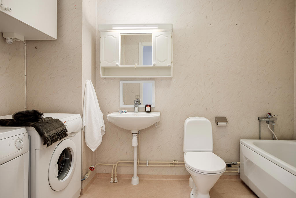 Badrum med tvättmaskin och torktumlare