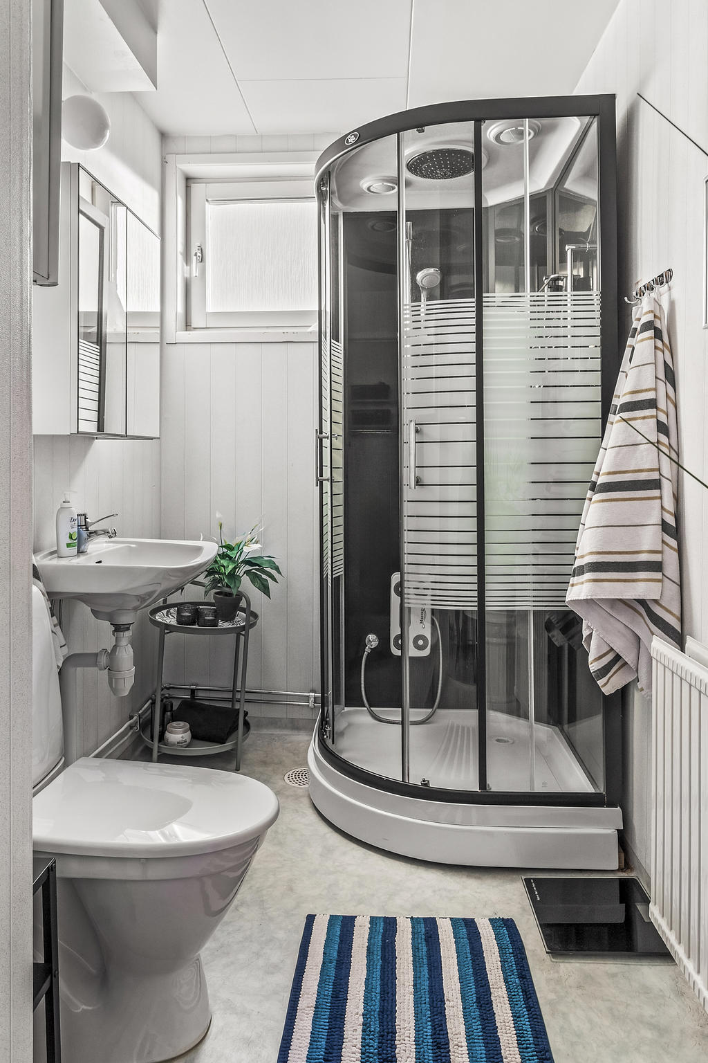 Badrum med duschkabin