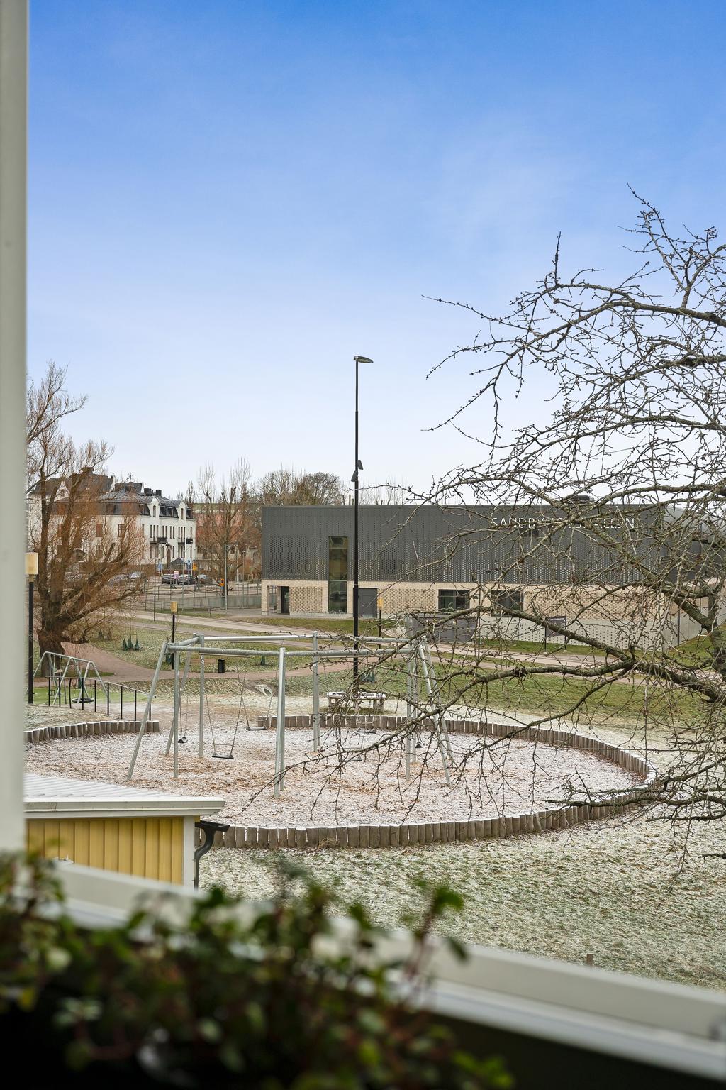 Utsikt mot grönområde och den nyanlagda lekparken