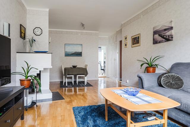 I vardagsrummet får du plats med större matbord och rymlig soffgrupp