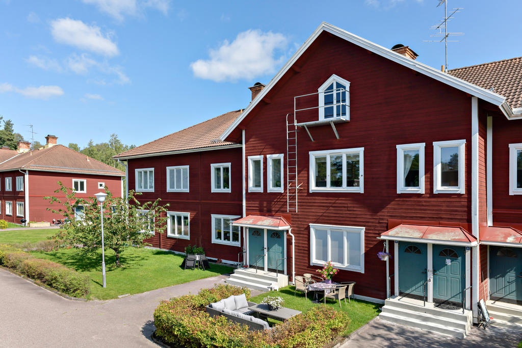Sommarbild från när säljarna köpte bostadsrätten
