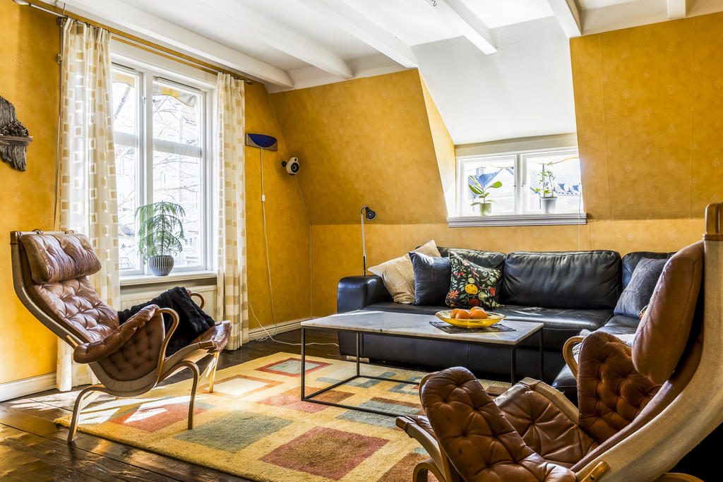Gott om plats till tv-möbel samt större soffgrupp