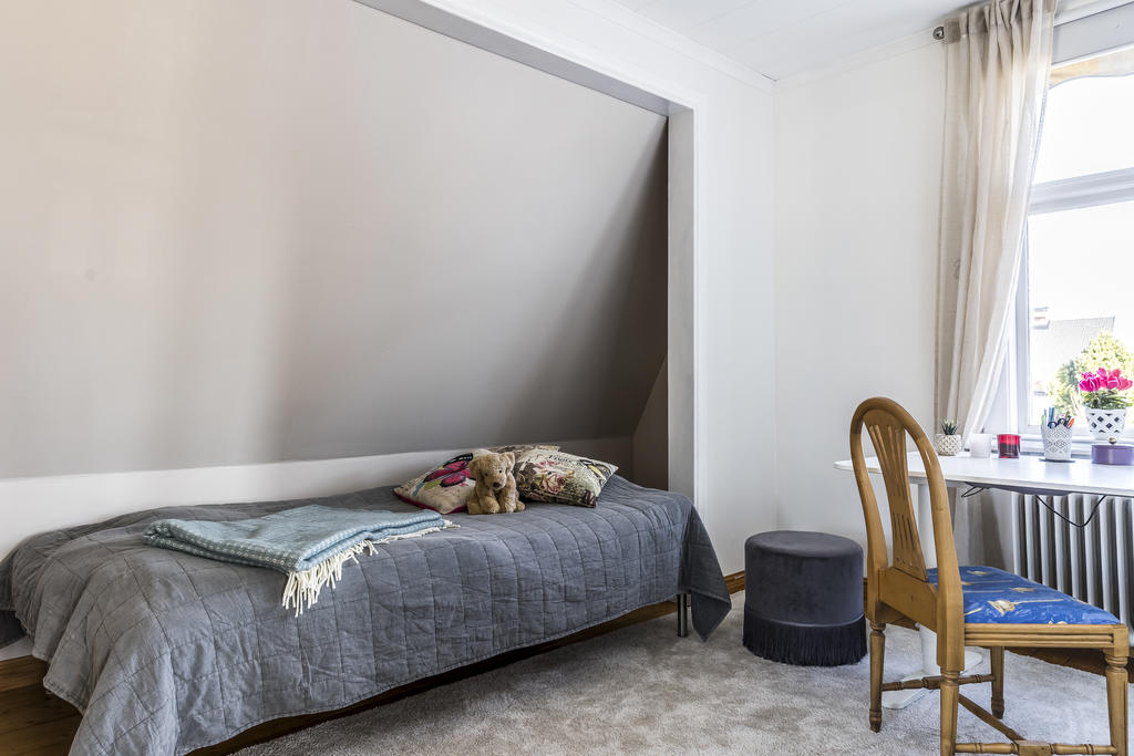 Sovrum (2) med plats för säng och skrivbord