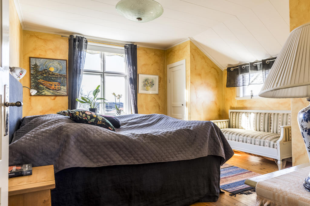 Sovrum med plats för dubbelsäng och möbler