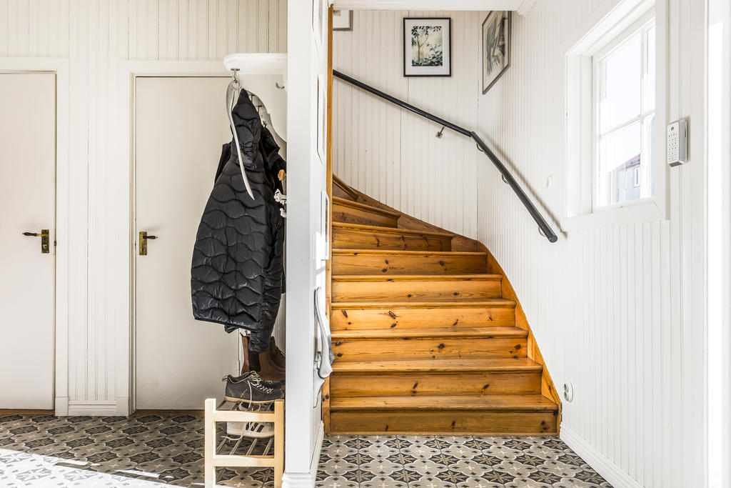 Ner till uteplats och källarplan