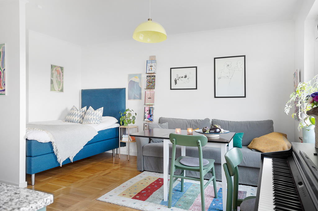 Plats för stor säng och soffgrupp eller matplats.