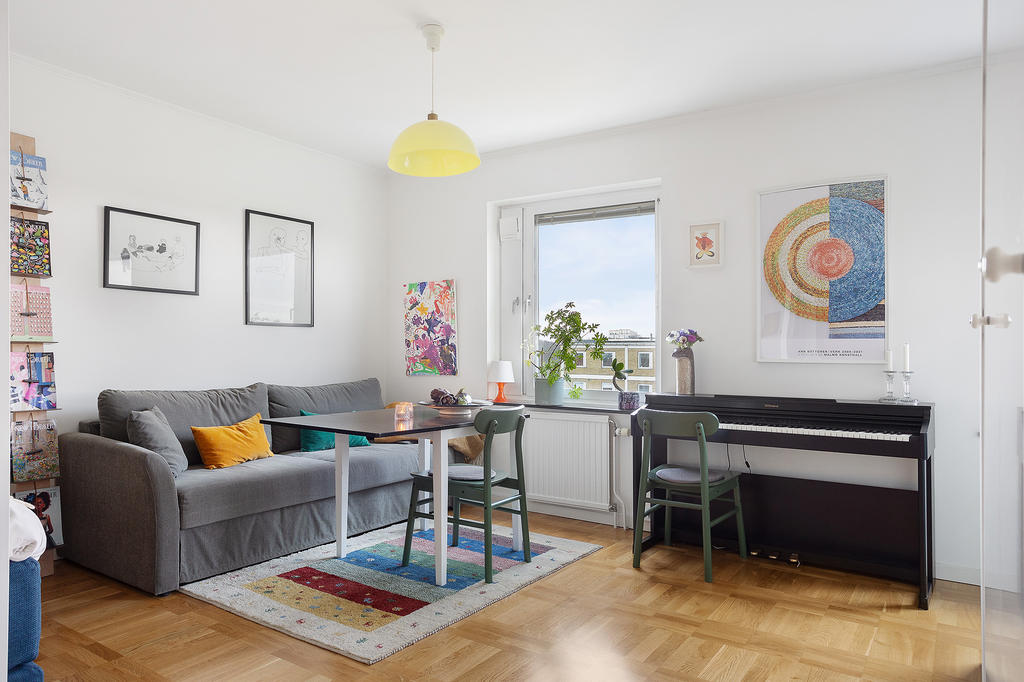 Gott om plats för både matbord och soffgrupp för den som vill.
