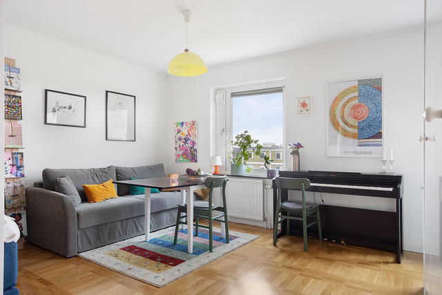 Gott om plats för både matbord och soffgrupp för den som vill.