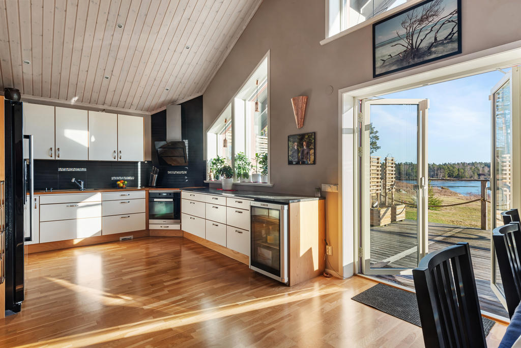 Köksdel med utgång till verandan